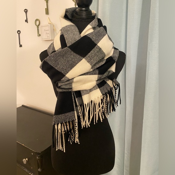 Sold! NWT, J. Crew Buffalo Check Scarf with fringe in black & ivory - Picture 2 of 7